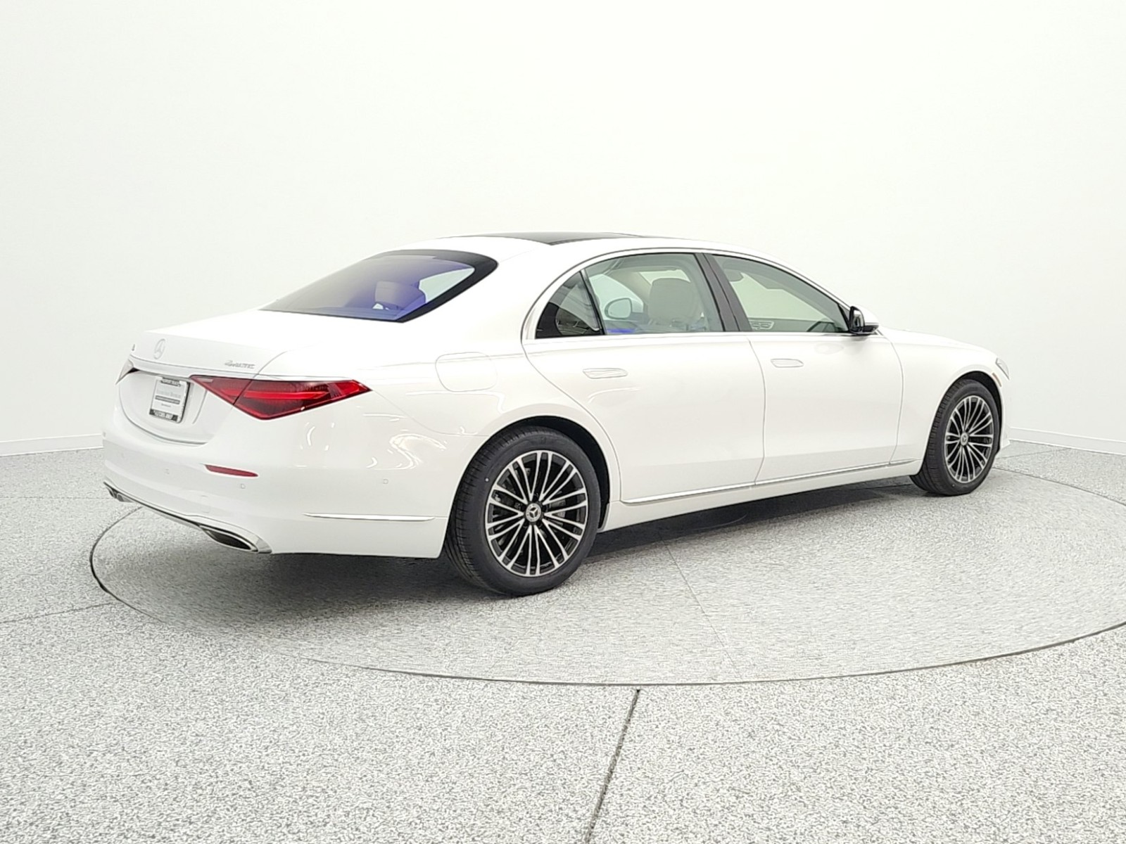 New 2026 MANUFAKTUR Moonlight White Metallic Mercedes-Benz S 580e 4MATIC® Sedan image 5