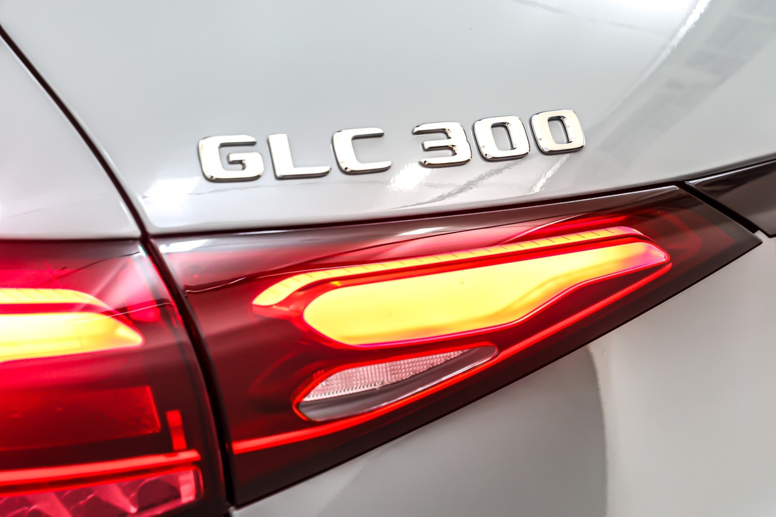 New 2026 MANUFAKTUR Alpine Grey Mercedes-Benz GLC 300 image 9