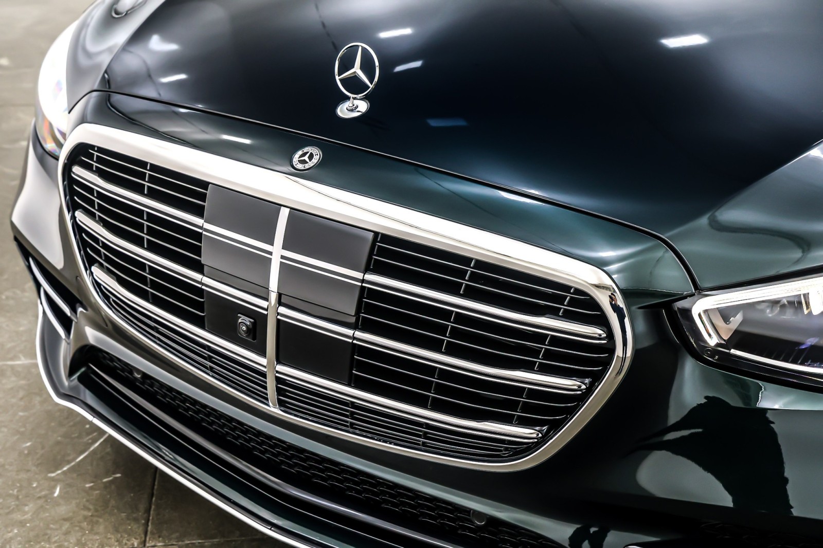 New 2026 Emerald Green Metallic Mercedes-Benz S 580 image 13
