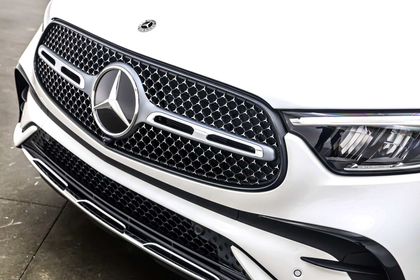 New 2026 Polar White Mercedes-Benz GLC 300 image 13