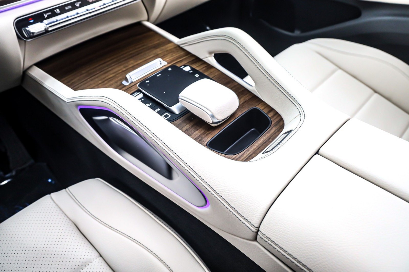 New 2026 MANUFAKTUR Moonlight White Metallic Mercedes-Benz GLE 450 image 6