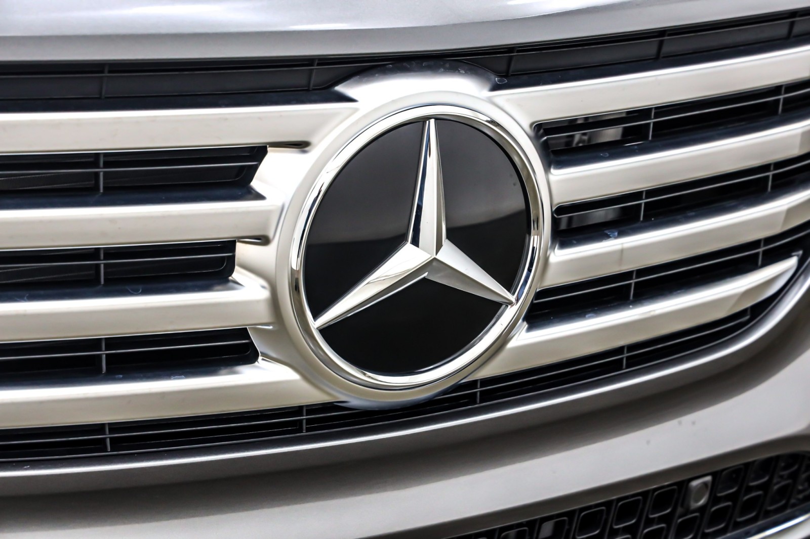 New 2026 Mountain Grey Metallic Mercedes-Benz GLB 250 SUV image 13