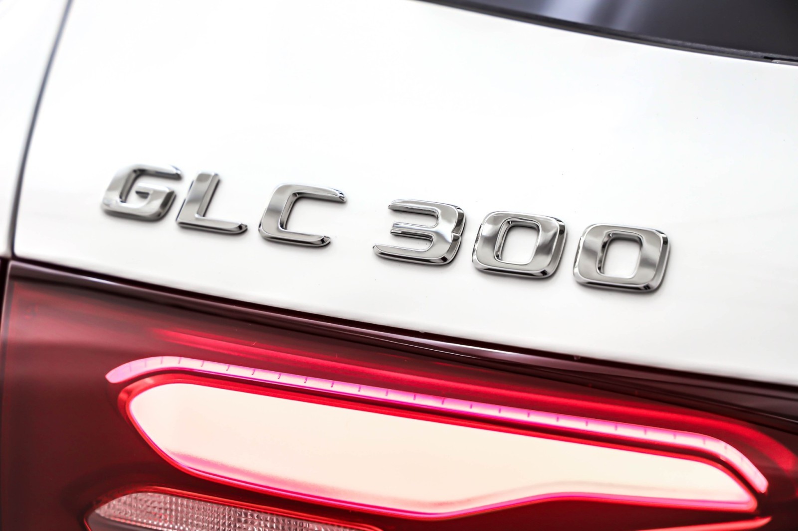 New 2026 Polar White Mercedes-Benz GLC 300 image 9