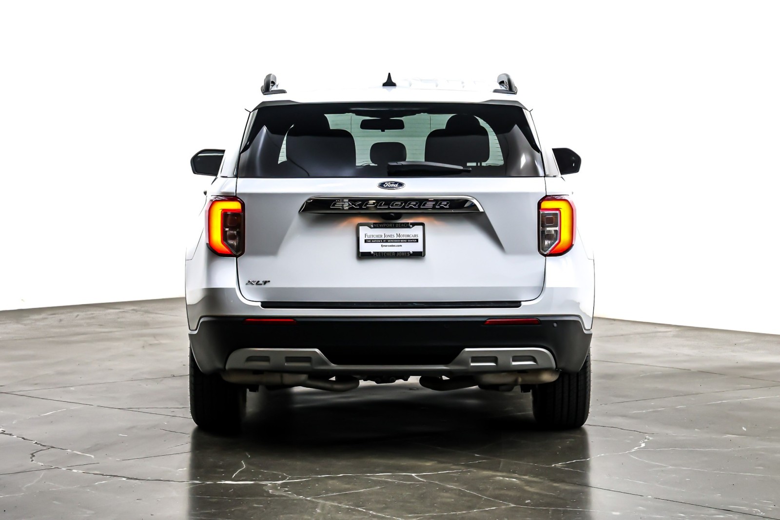 Used 2023 Oxford White Ford XLT RWD image 4