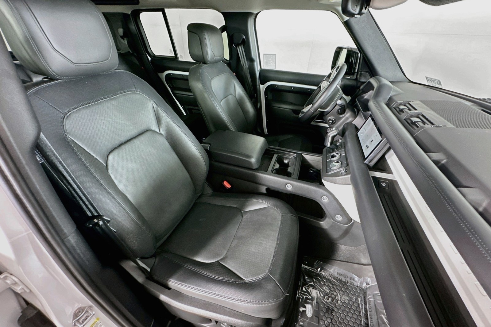 Used 2024 Fuji White Land Rover X-Dynamic SE image 8