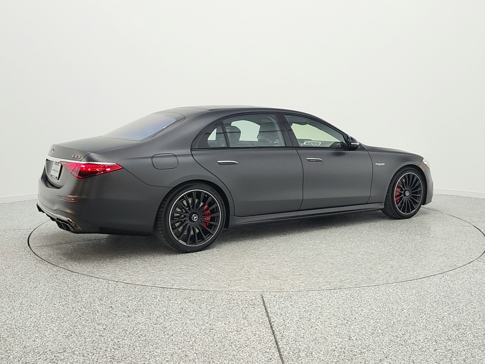 New 2026 MANUFAKTUR Graphite Grey Magno Mercedes-Benz AMG® S 63 E image 5