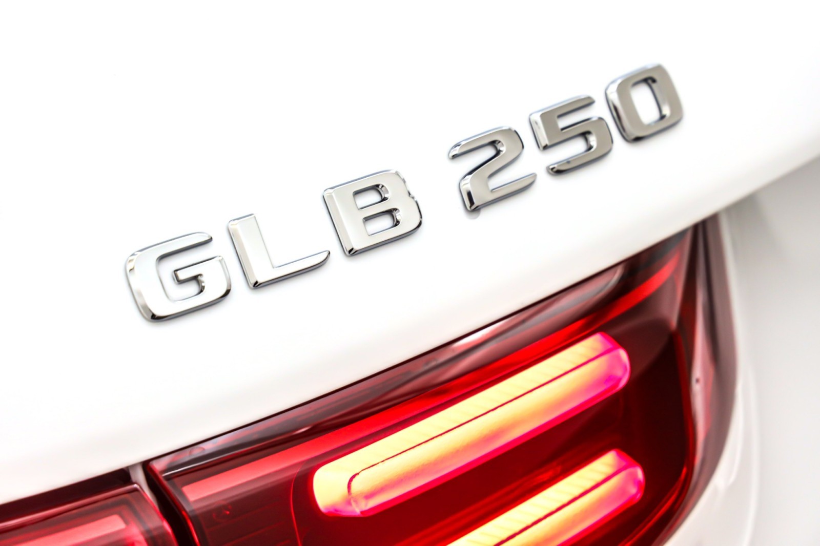 New 2026 Polar White Mercedes-Benz GLB 250 image 9