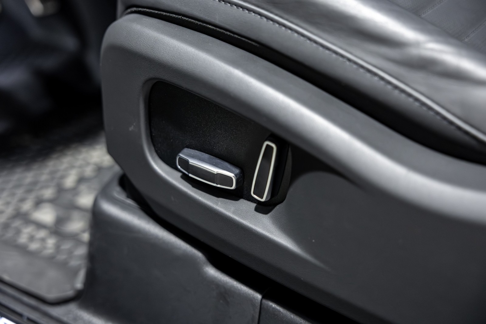 Used Car 2025 Land Rover Defender  Octa Edition One For Sale Under $170,000 In Boerne, Texas