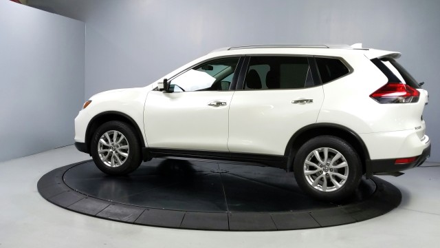 2017 Nissan Rogue SV 4