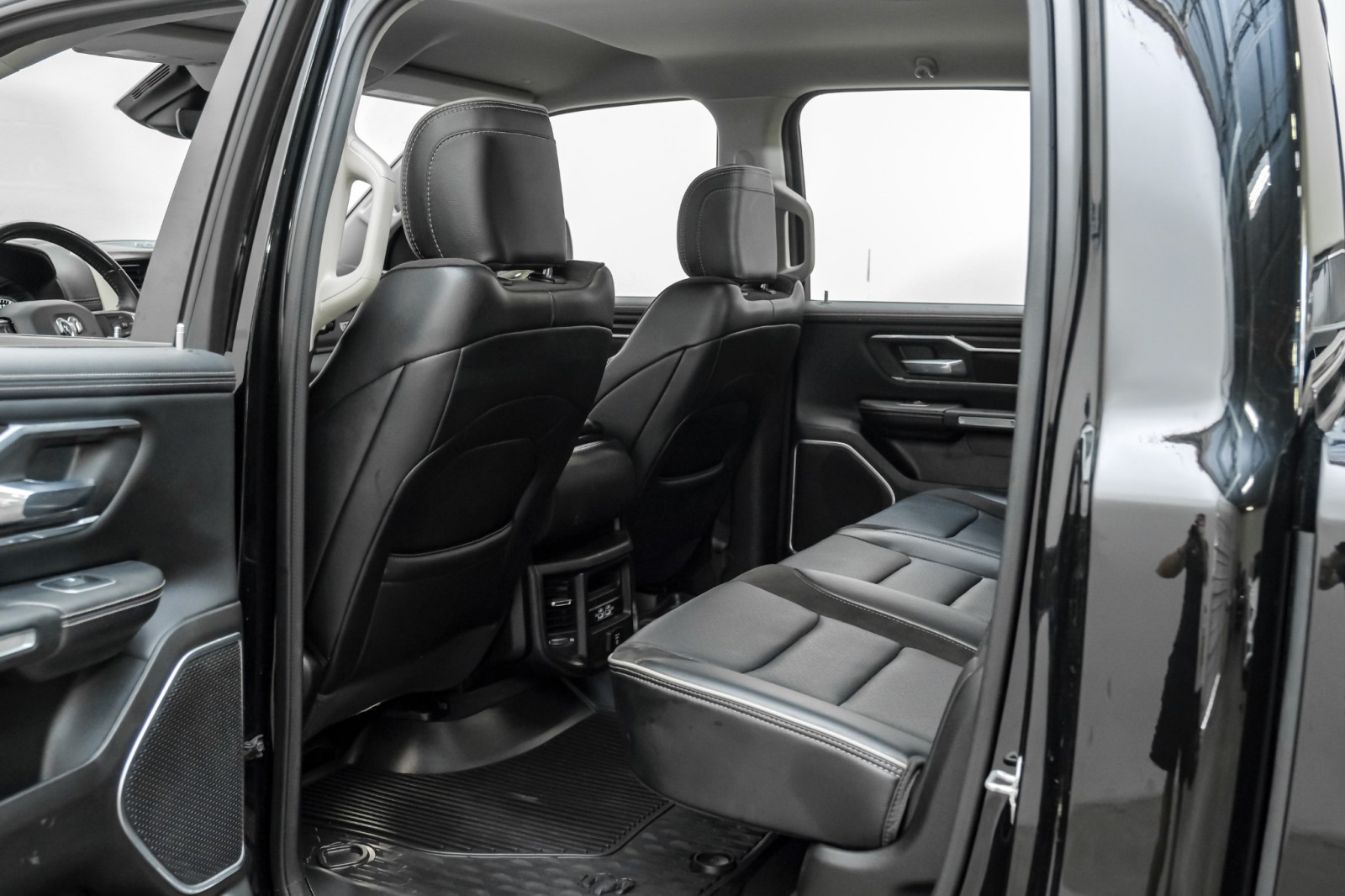 2022 Ram 1500 Laramie 4x4 CrewCab LeatherSeating 23Hpkg LevelApkg SideSteps 46