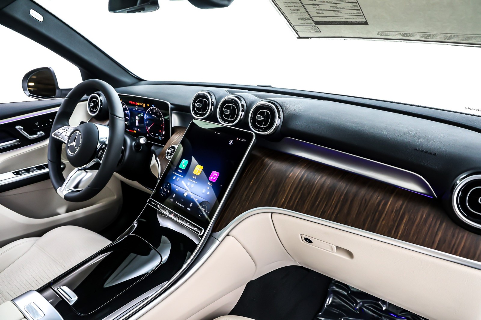 New 2026 Polar White Mercedes-Benz GLC 300 image 5