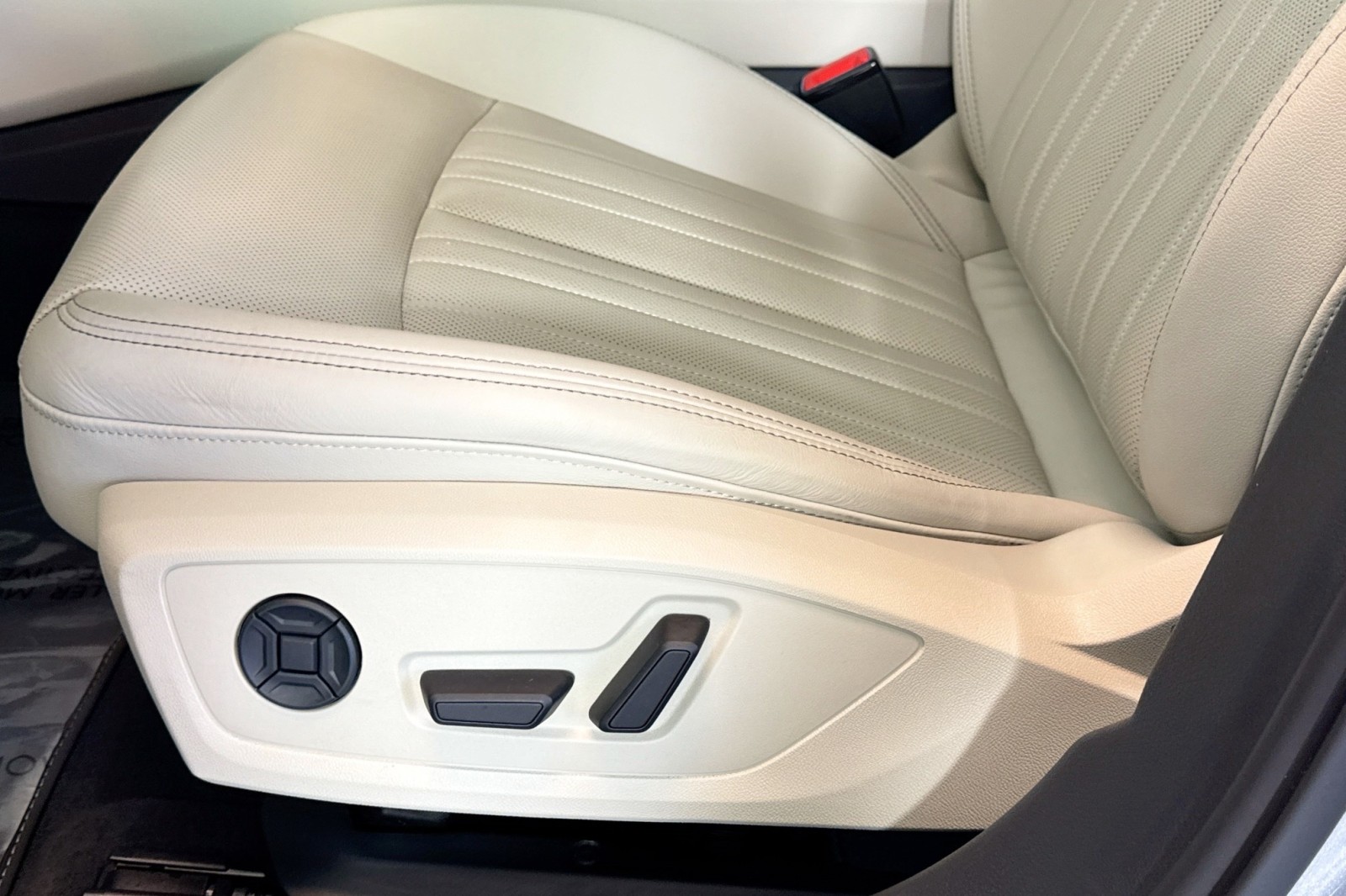 Used 2025 Florett Silver Metallic Audi Premium image 18