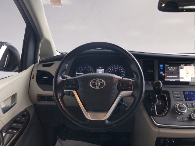 2015 Toyota Sienna XLE 12