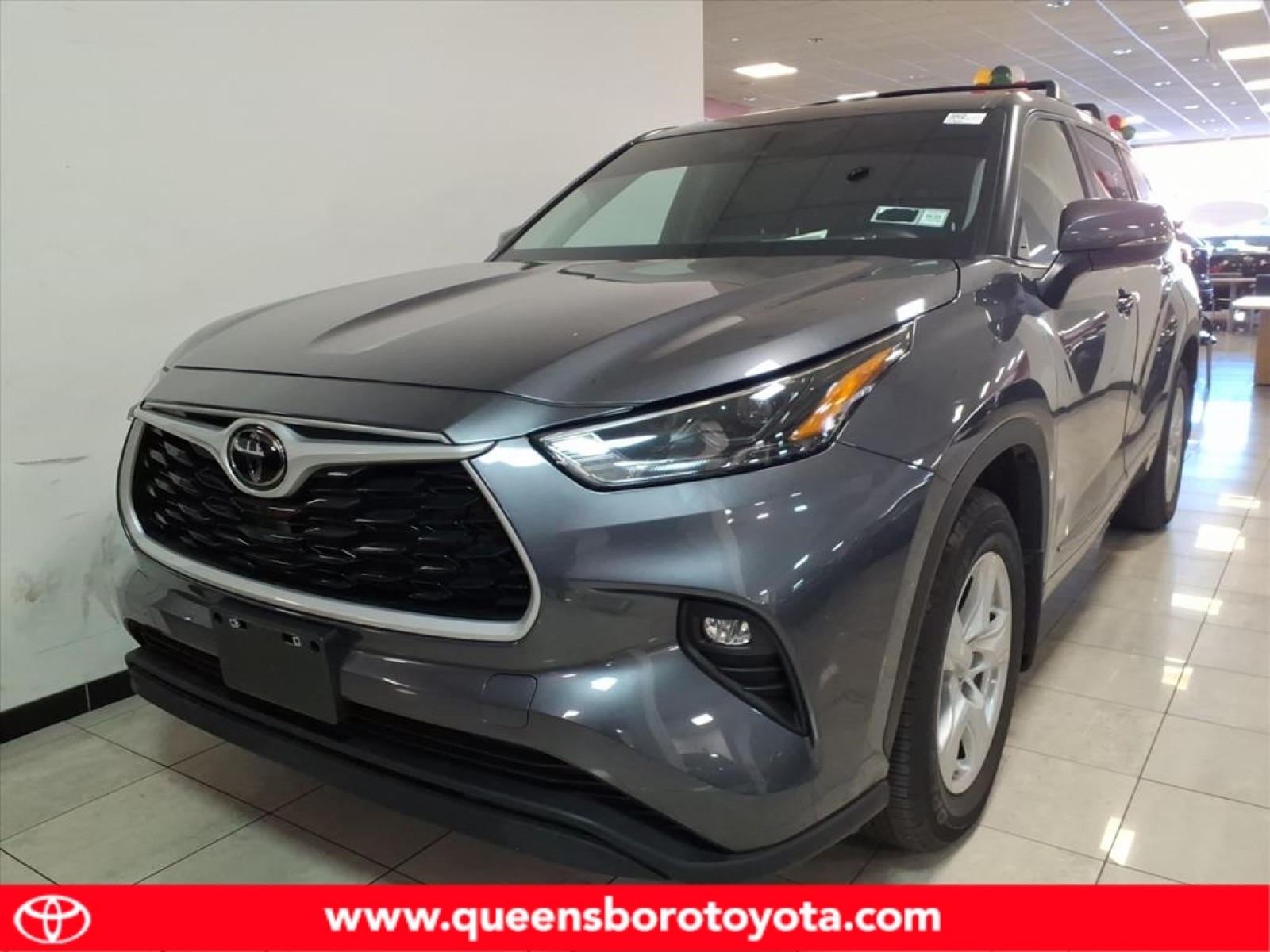 2023 Toyota Highlander LE's photo