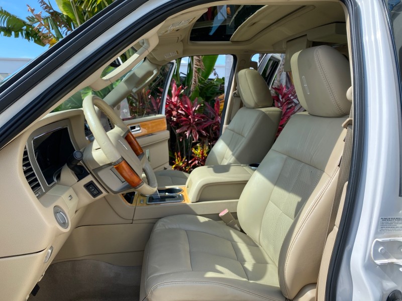 2010 Lincoln Navigator 4WD SUNROOF LOW MILES 31,209 in , 