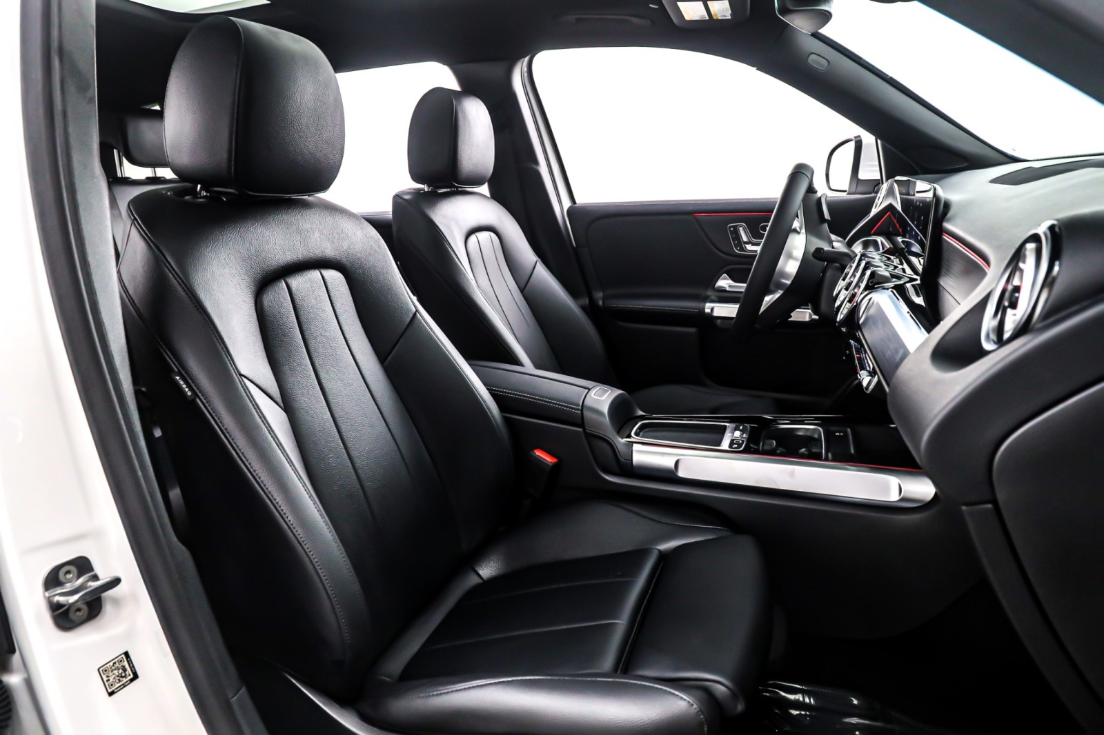 New 2026 Polar White Mercedes-Benz GLB 250 image 7