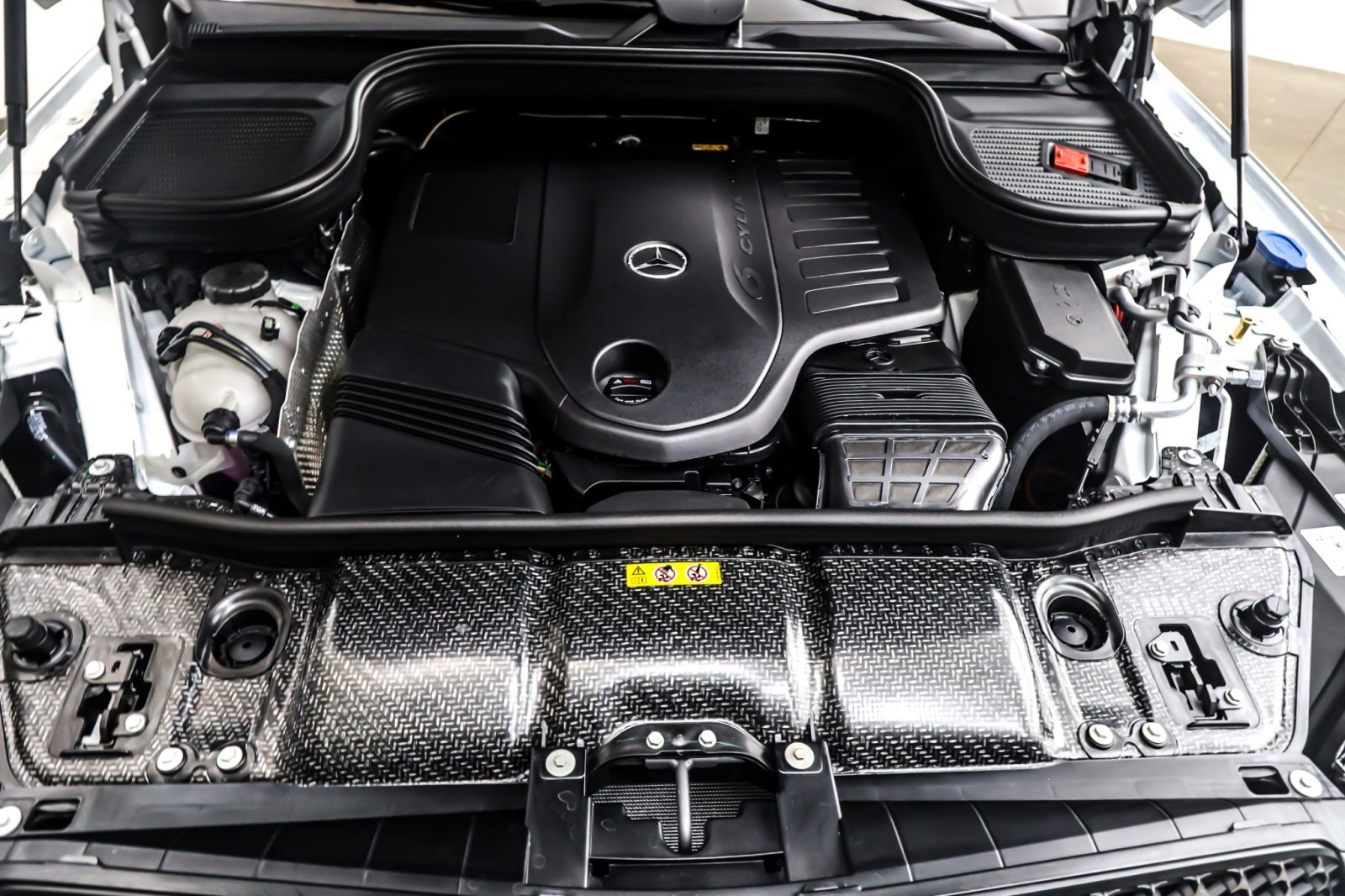 New 2026 MANUFAKTUR Moonlight White Metallic Mercedes-Benz GLE 450 image 11