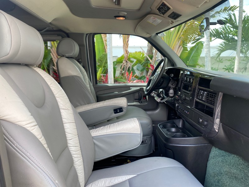 2013 GMC SAVANA HI TOP CONVERSION HANDICAP LIFT LOW MILES 24,857 in , 