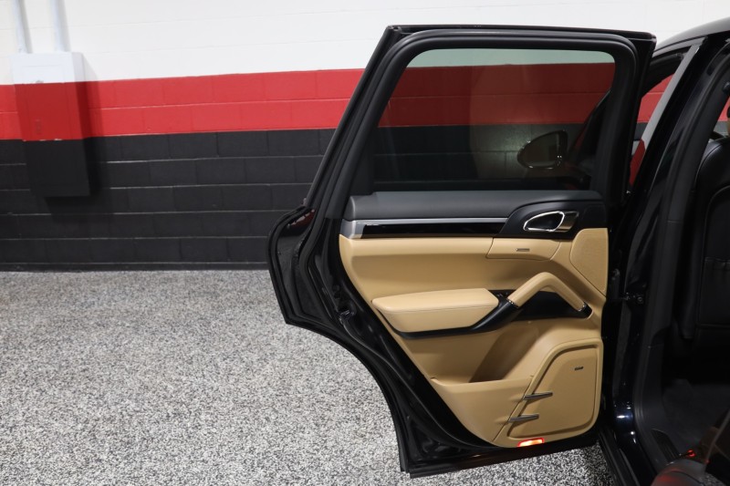 2016 Porsche Cayenne S E-Hybrid 4dr Suv in ,