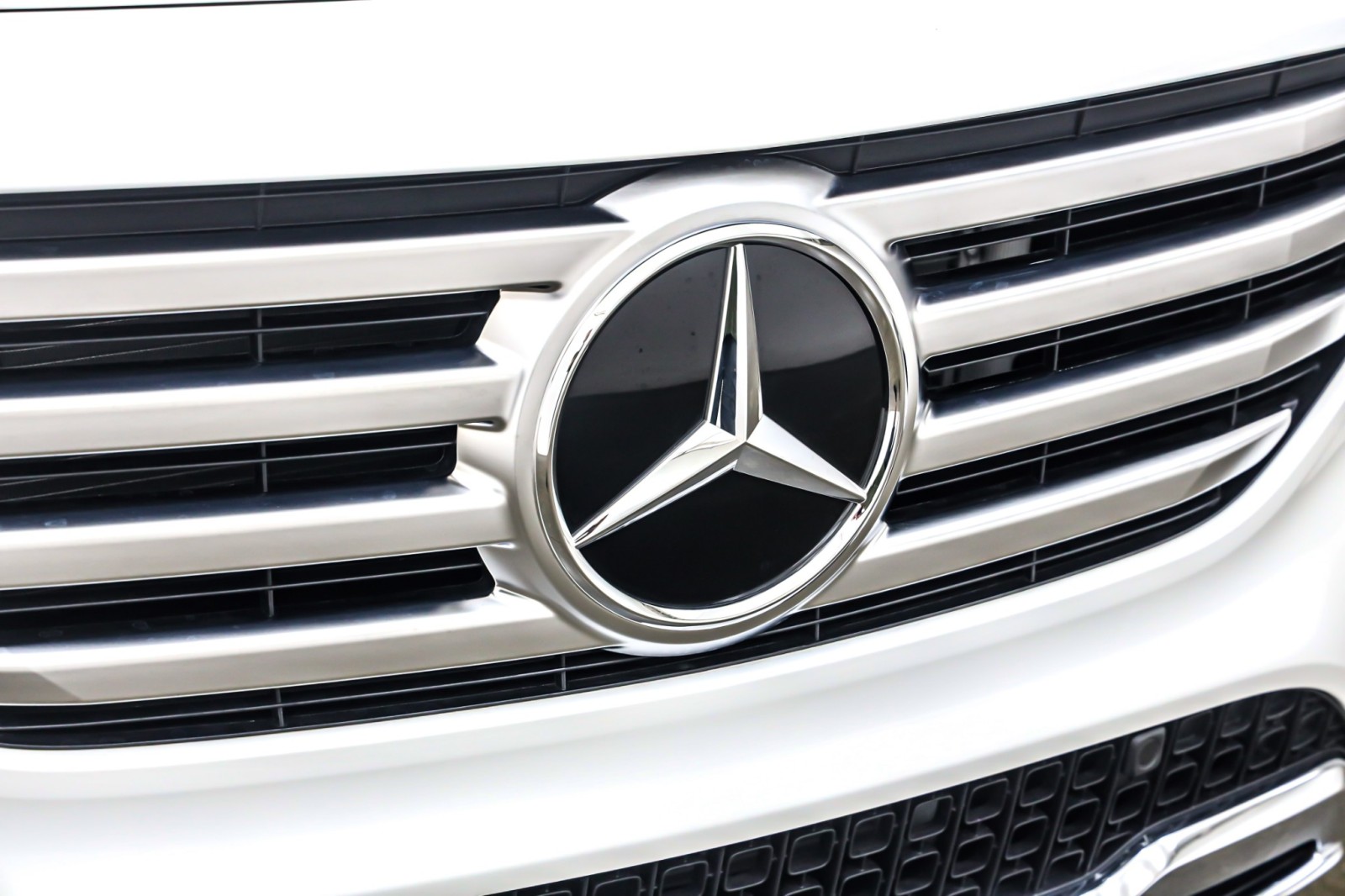 New 2026 Polar White Mercedes-Benz GLB 250 image 13