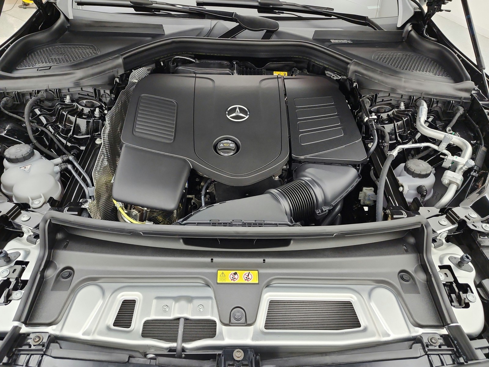 New 2027 Obsidian Black Metallic Mercedes-Benz GLC 300 SUV image 12