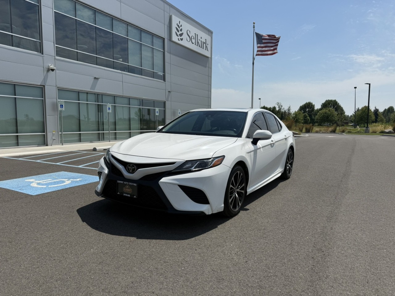 Super White 2018 Toyota Camry Sedan Front-Wheel Drive Automatic