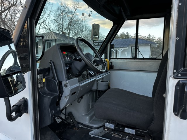 2013 Isuzu Reach 14' Van w/AIR in , 