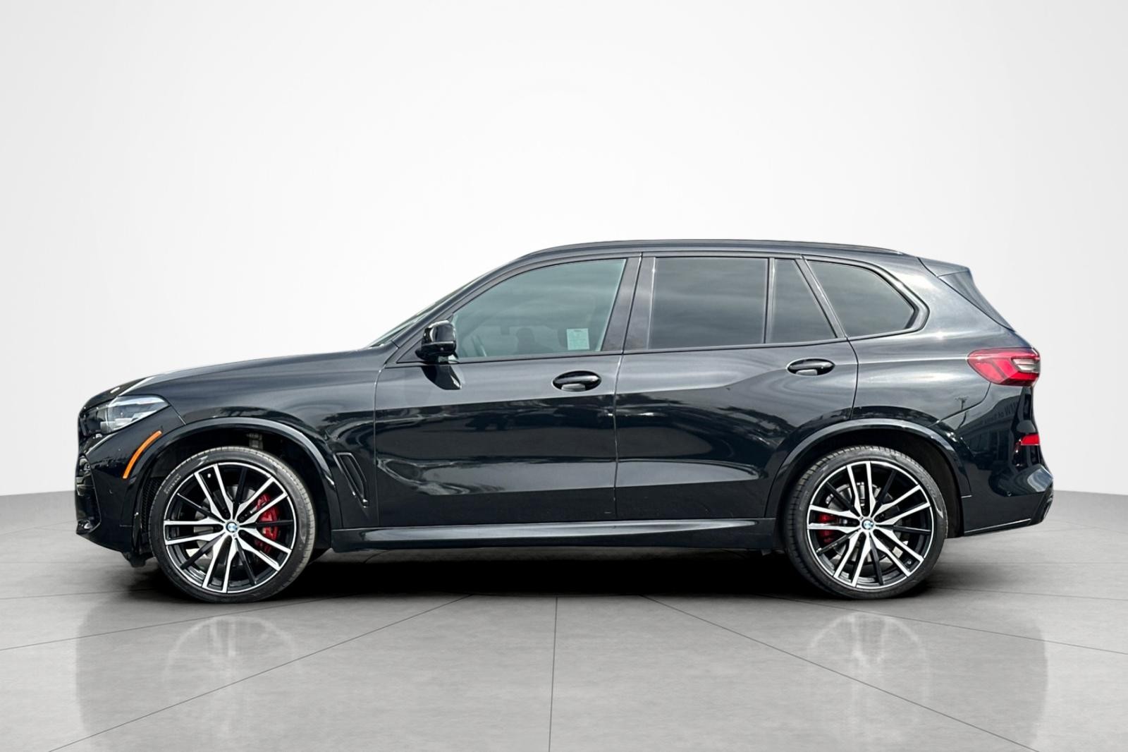 Used 2021 Black Sapphire Metallic BMW sDrive40i image 2
