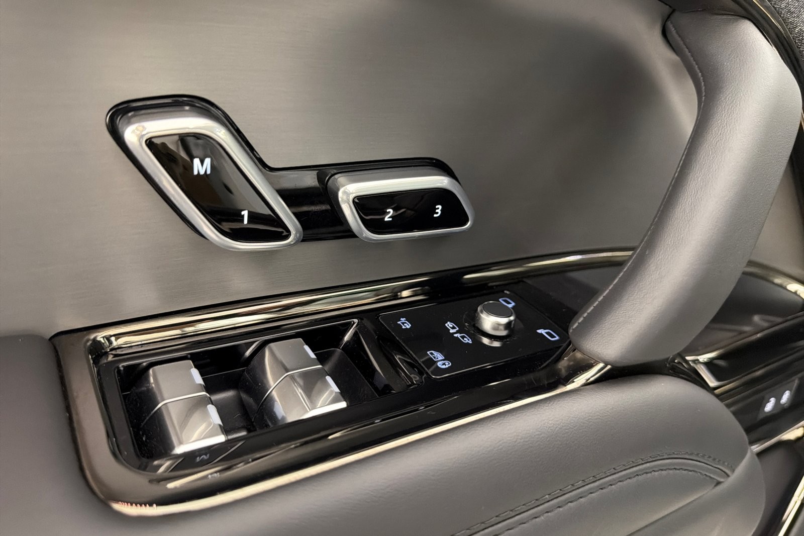 Used 2025 Fuji White Land Rover P400 Dynamic SE image 10