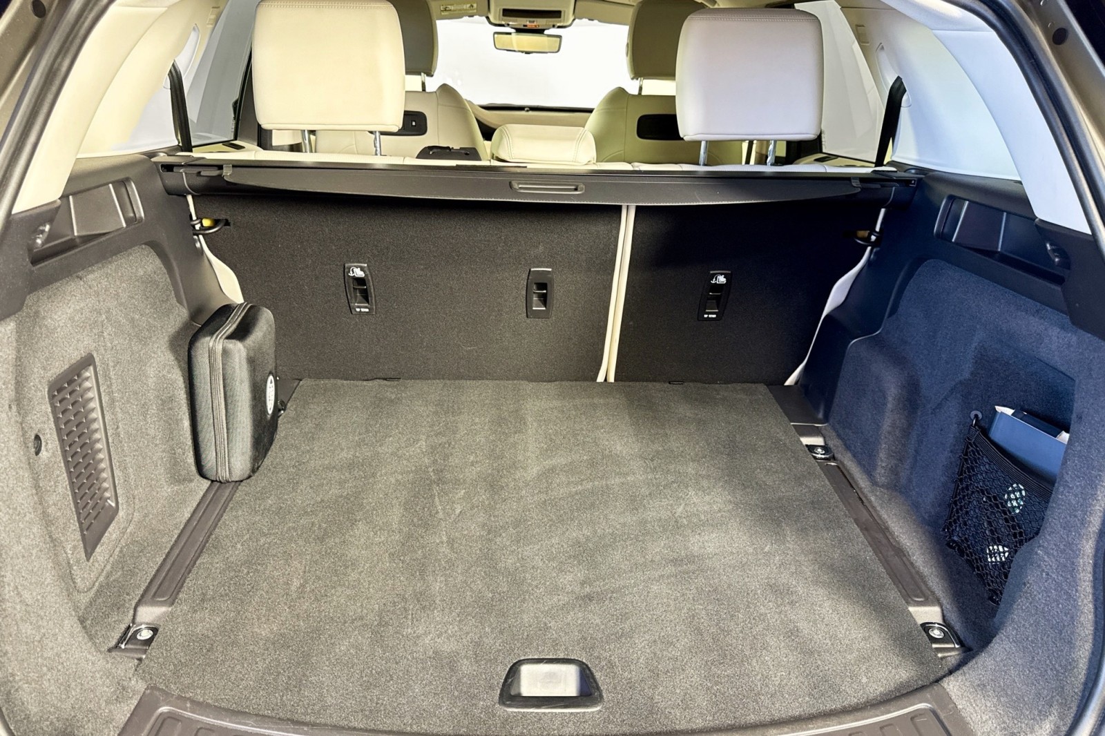 Used 2024 Silicon Silver Premium Metallic Land Rover Core S image 23