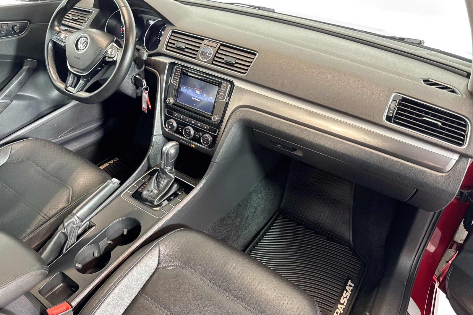 Used 2017 Fortana Red Volkswagen R-Line w/Comfort Pkg image 27
