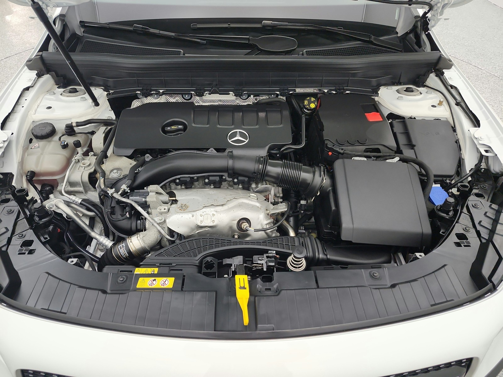 Used 2023 Polar White Mercedes-Benz GLB 250 SUV image 17