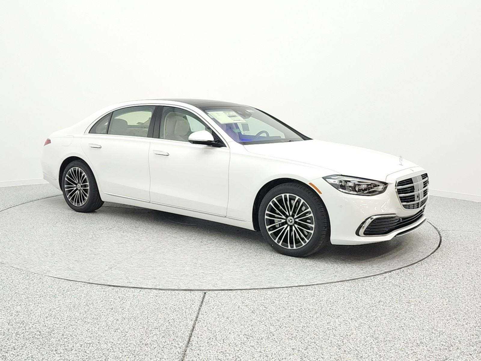 New 2026 MANUFAKTUR Moonlight White Metallic Mercedes-Benz S 580e 4MATIC® Sedan image 3