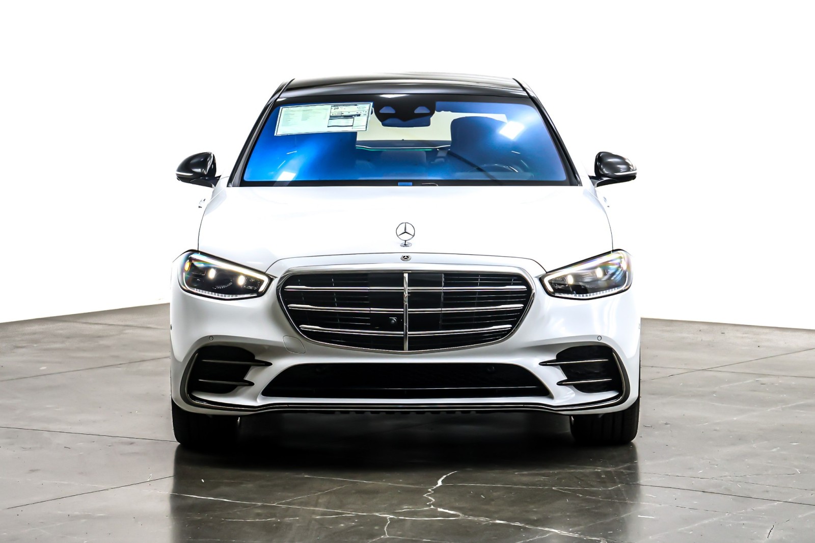 New 2025 MANUFAKTUR Moonlight White Metallic Mercedes-Benz S 580 image 2