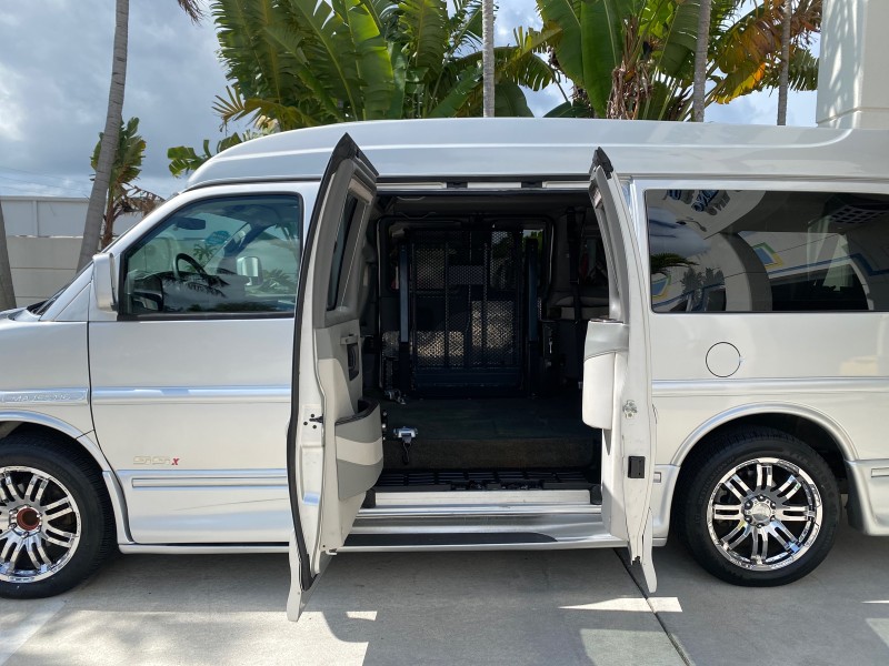 2013 GMC SAVANA HI TOP CONVERSION HANDICAP LIFT LOW MILES 24,857 in , 