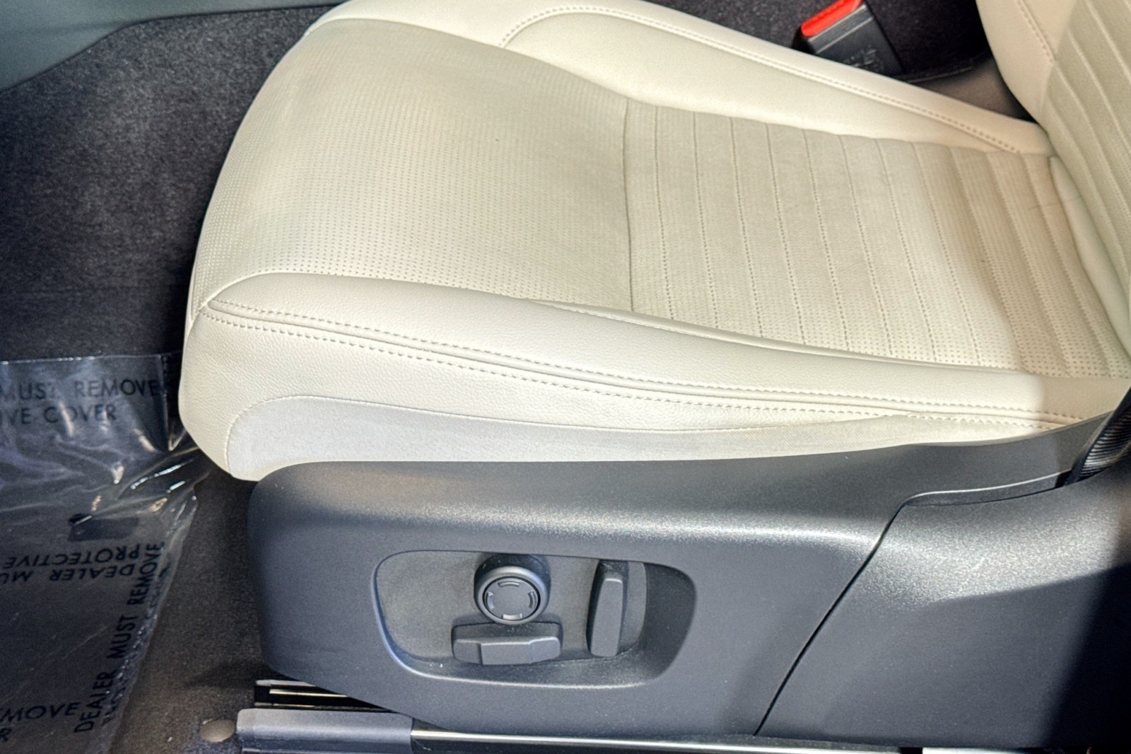 Used 2024 Silicon Silver Premium Metallic Land Rover Core S image 17