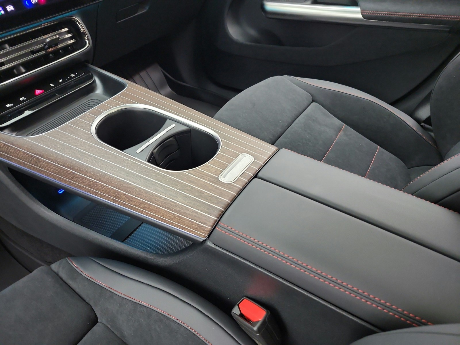 New 2027 MANUFAKTUR Alpine Grey Mercedes-Benz CLA 350 Electric 4MATIC® image 10