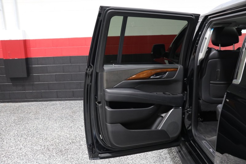 2016 Cadillac Escalade ESV Luxury Collection 4WD 4dr Suv in , 