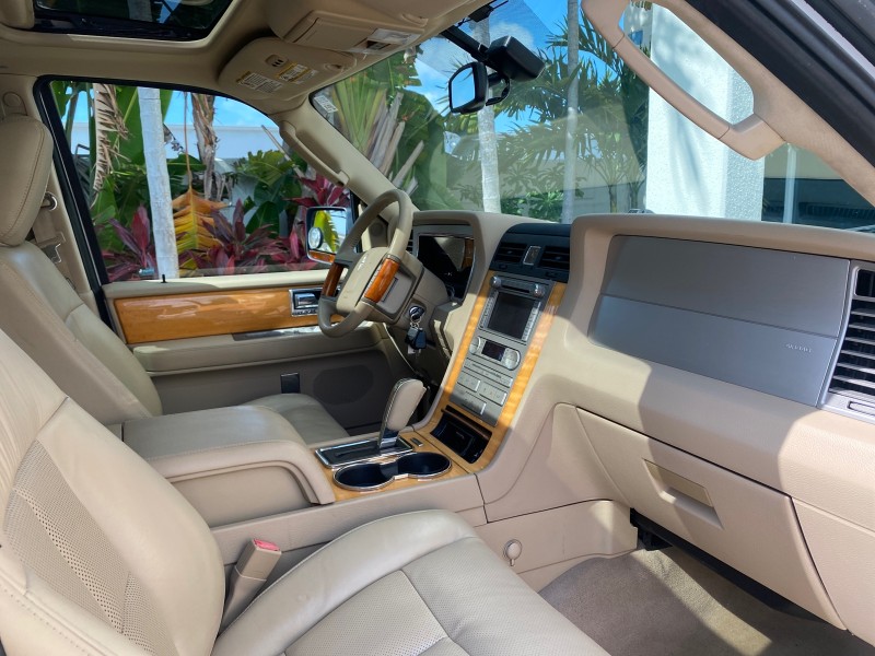 2010 Lincoln Navigator 4WD SUNROOF LOW MILES 31,209 in , 