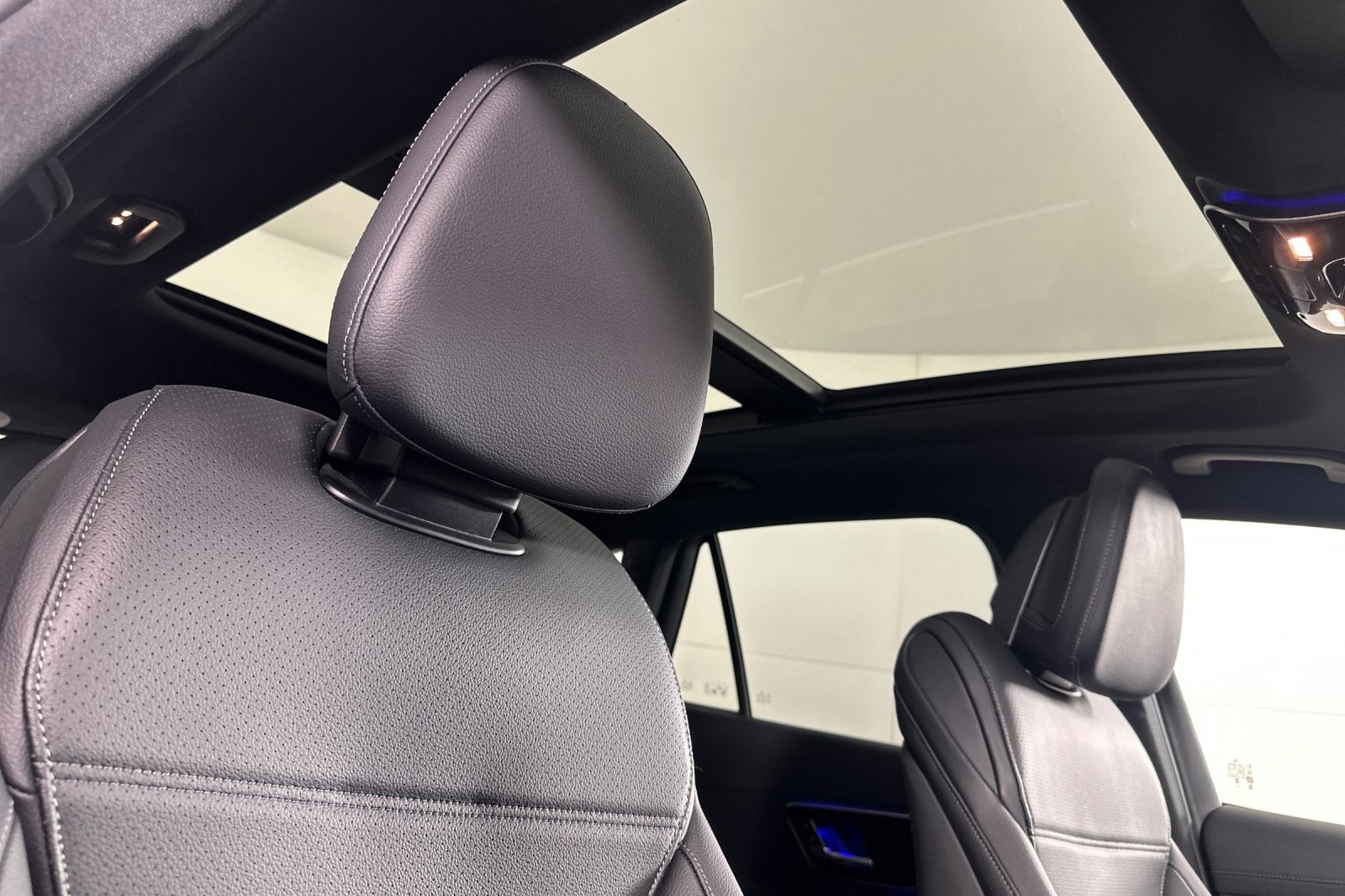 Used 2025 Polar White Mercedes-Benz GLC 300 4MATIC® SUV image 16