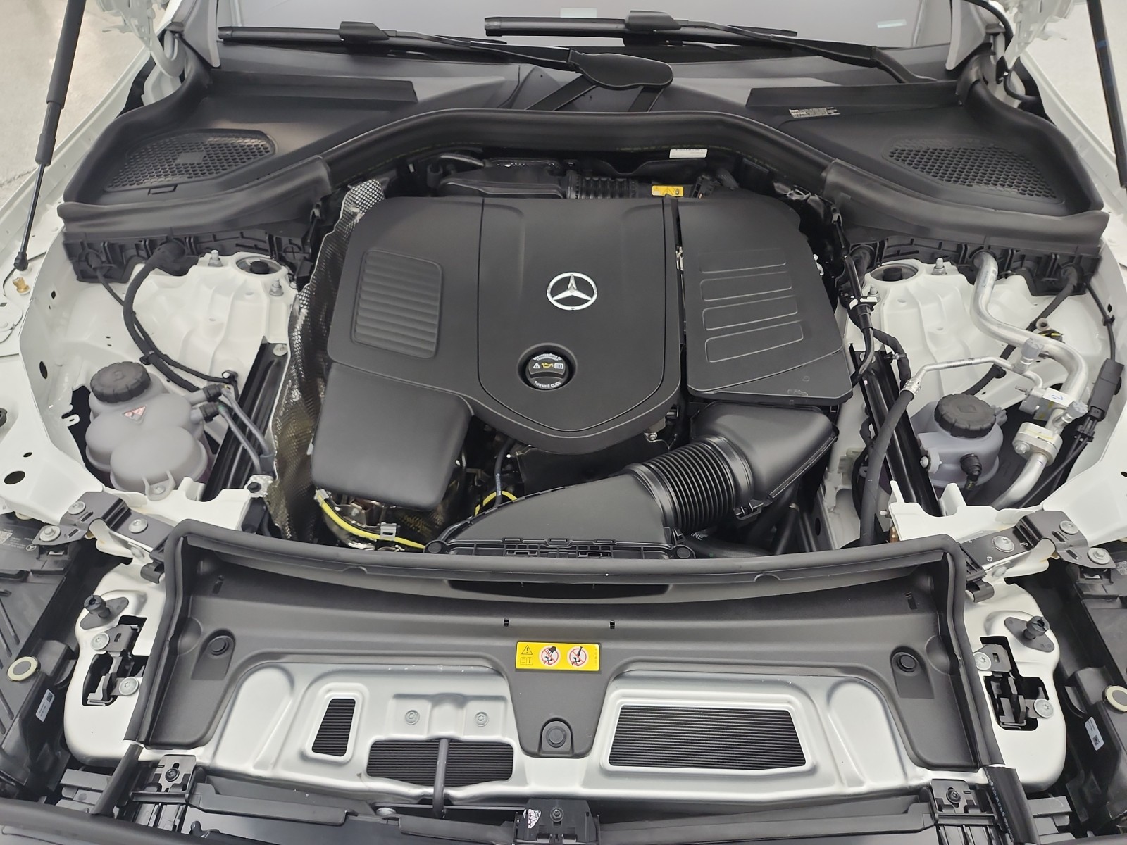 New 2026 Polar White Mercedes-Benz GLC 300 image 12