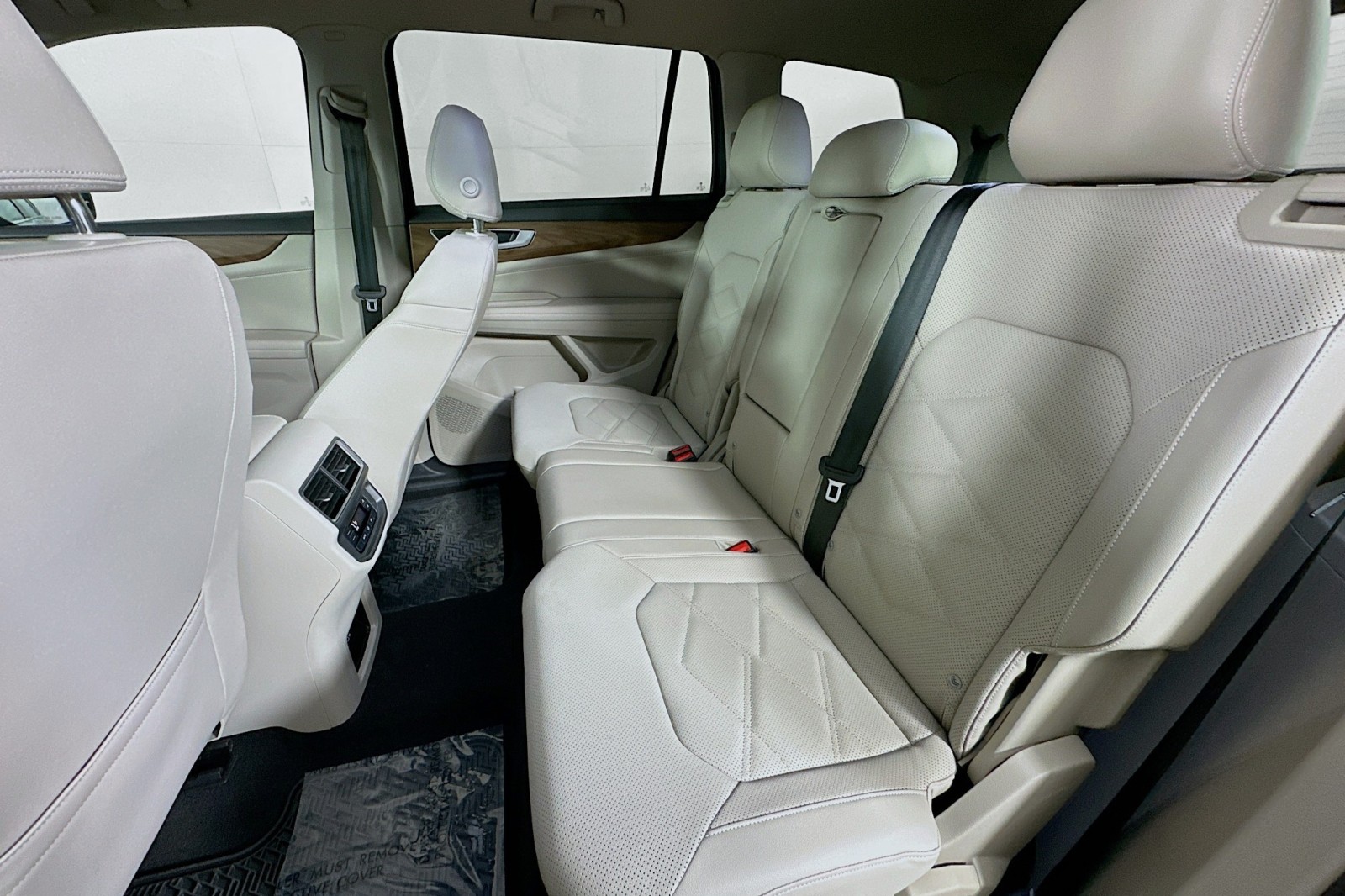 Used 2024 Platinum Gray Metallic Volkswagen 2.0T SE image 9