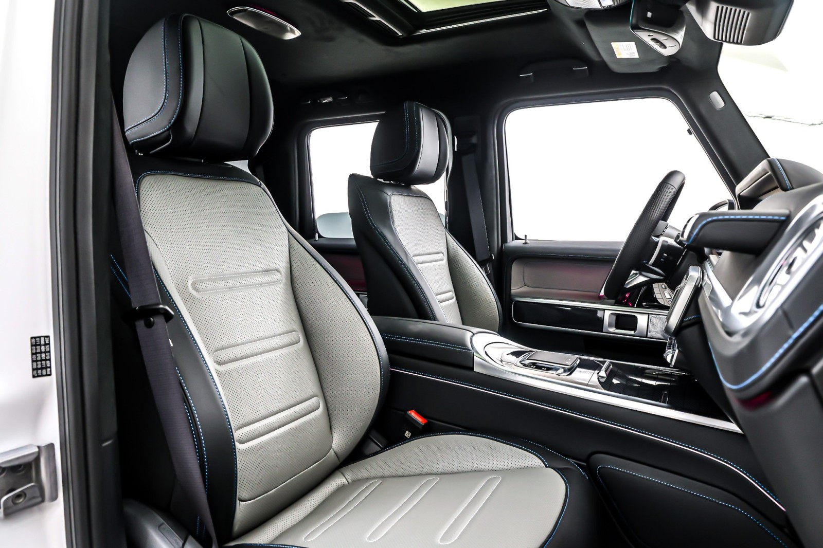 New 2025 MANUFAKTUR Moonlight White Magno Mercedes-Benz G 580e image 7