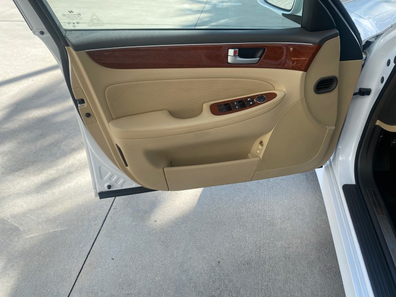 2013 Hyundai Genesis 3.8L LOW MILES 33,576 in , 