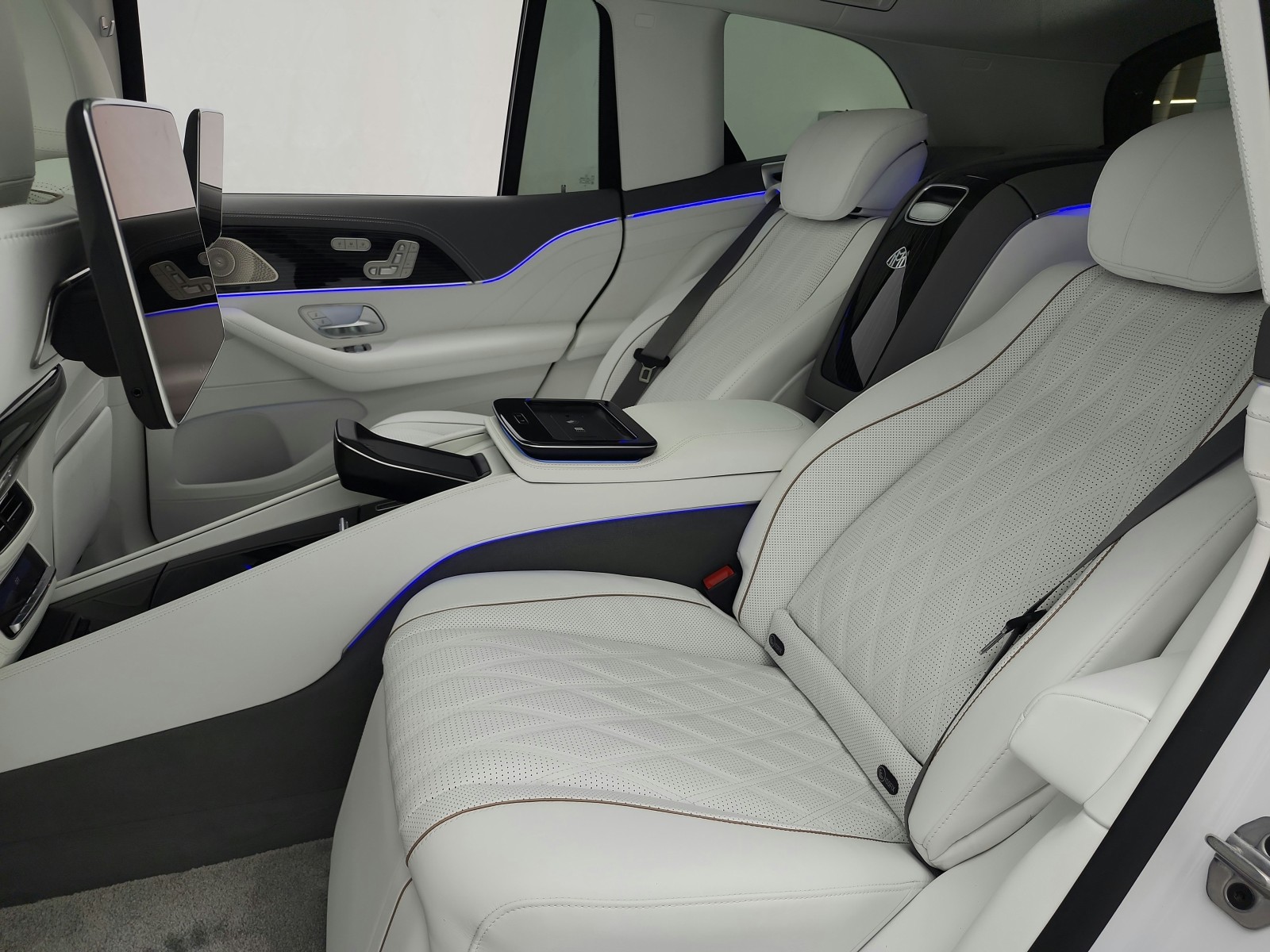 New 2026 MANUFAKTUR Moonlight White Metallic Mercedes-Benz Maybach GLS 600 image 10