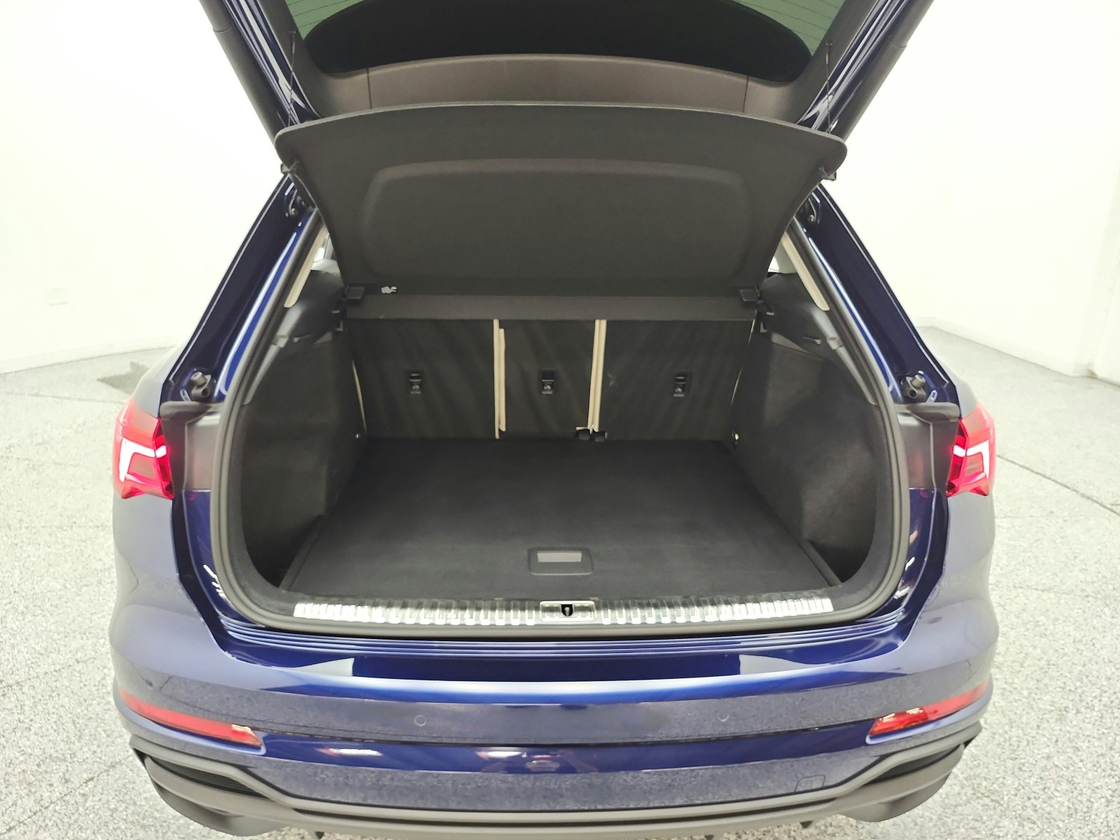 Used 2025 Navarra Blue Metallic Audi S line Premium Plus image 21