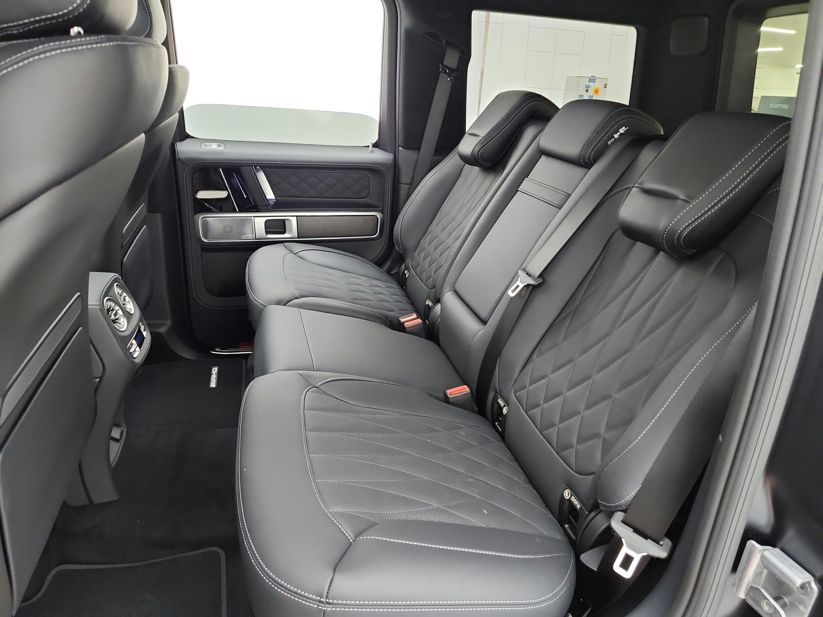 New 2027 MANUFAKTUR Night Black magno Mercedes-Benz G 580e SUV image 11