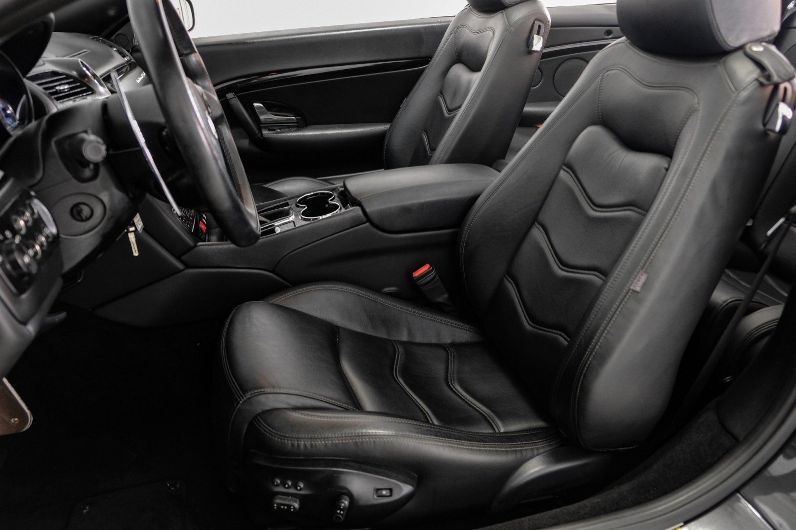 2012 Maserati GranTurismo Convertible SPORT NAVIGATION LEATHER HEATED SEATS PARKING DIST 38