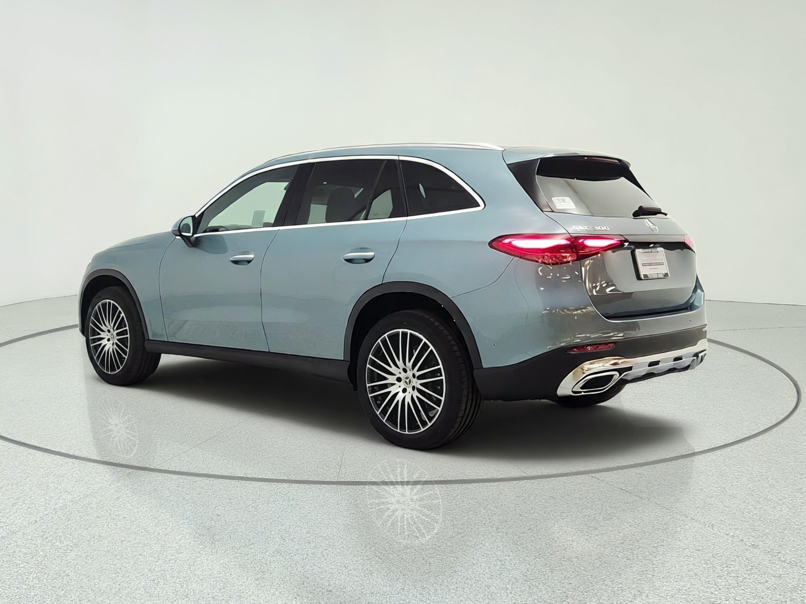New 2027 Verde Silver Metallic Mercedes-Benz GLC 300 SUV image 7
