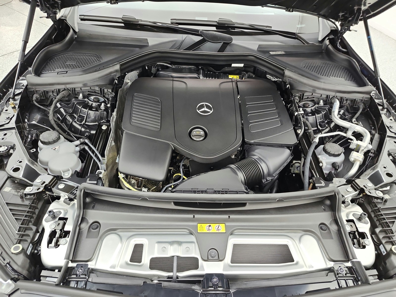 New 2027 Graphite Grey Metallic Mercedes-Benz GLC 300 4MATIC® Coupe image 12